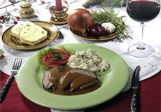 Unsere Spezialität: Lammbraten im Kräutermantel Unsere Spezialität: Lammbraten im Kräutermantel